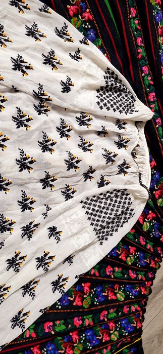 Ie pe batist  autentic