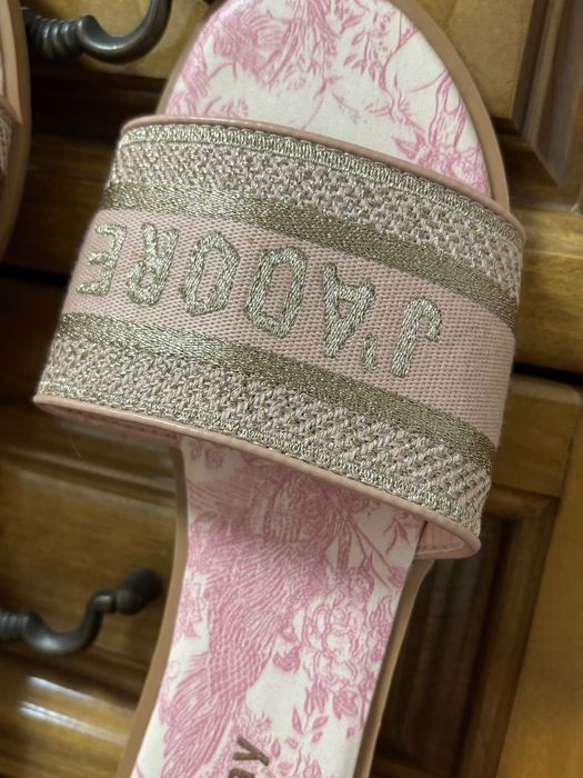 Нови чехли на LBD