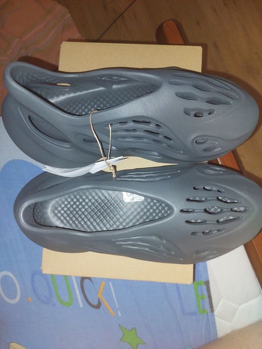 Yeezy Foam Runner Carbon marime 42 (8 us)