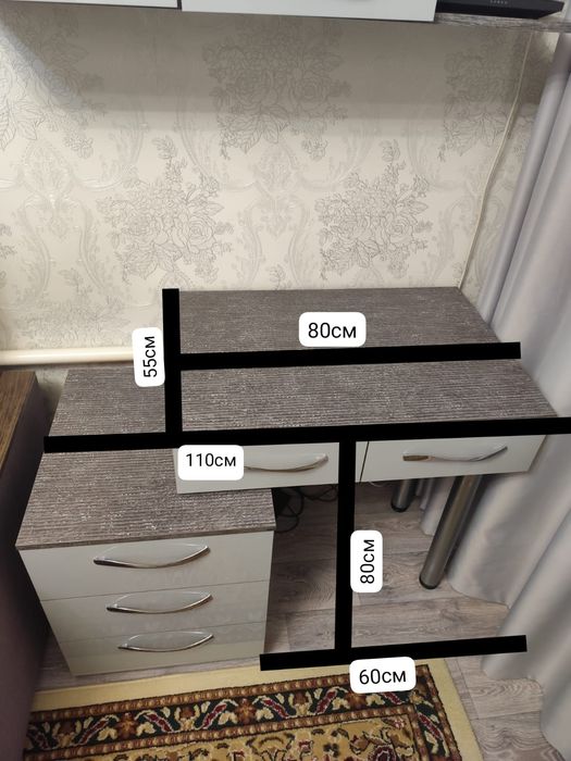 Столик с выдвижными ящиками