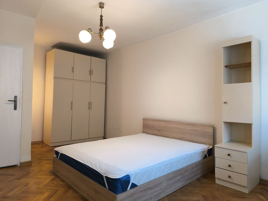 Дава се под наем Двустаен апартамент в Плевен, Идеален център - 75 кв.м за 550 € - Снимка #3