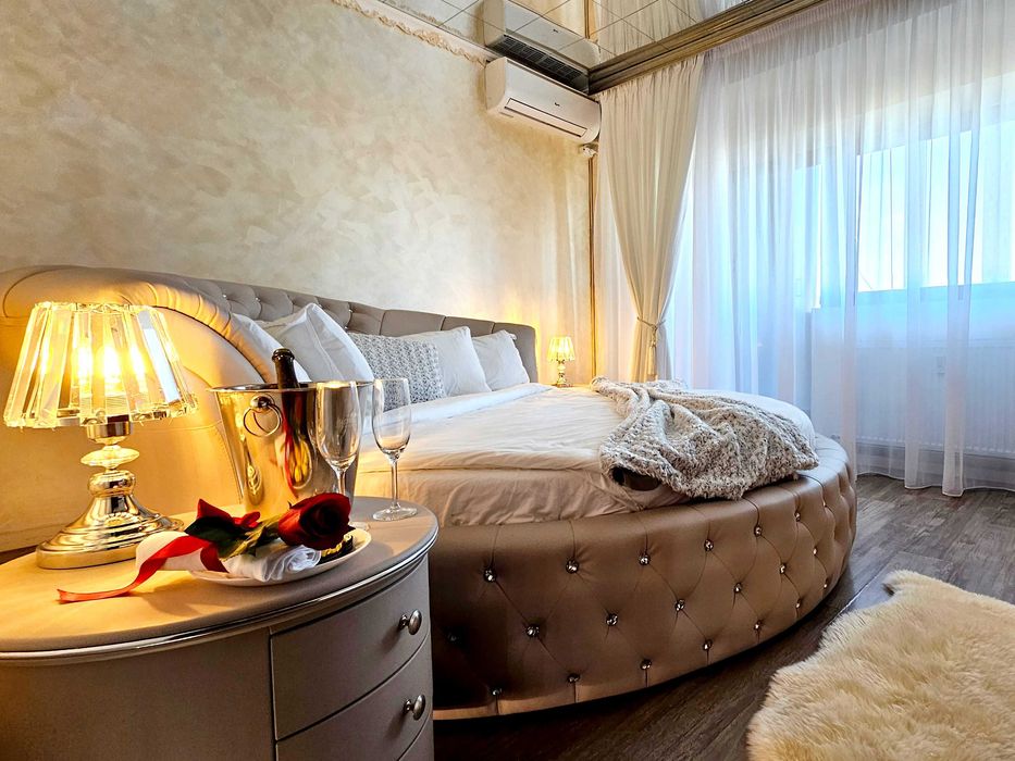 Pat rotund, elegant, capitonat, elegant – set complet, preț foarte bun