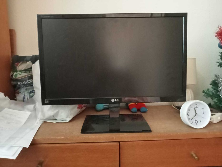 monitor LG Flatron E2360V-PN, diagonală 23 inch, rezoluție Full HD 1920x1080.