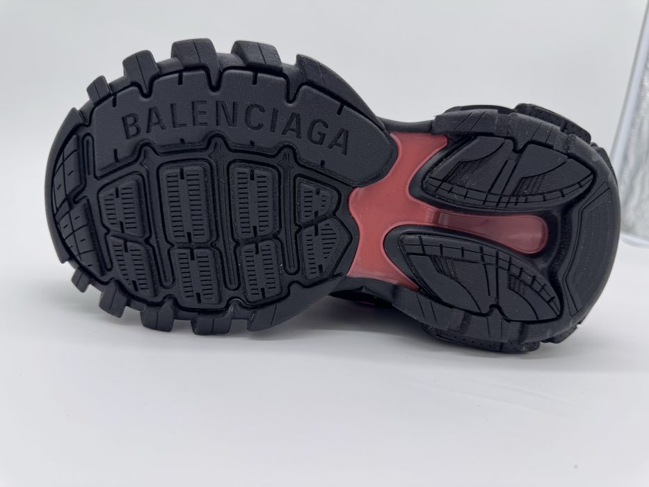 Нов цвят Balenciaga Track