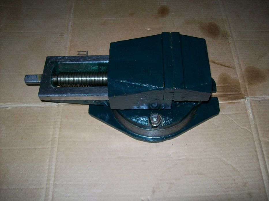 Небольшой токарный станок.