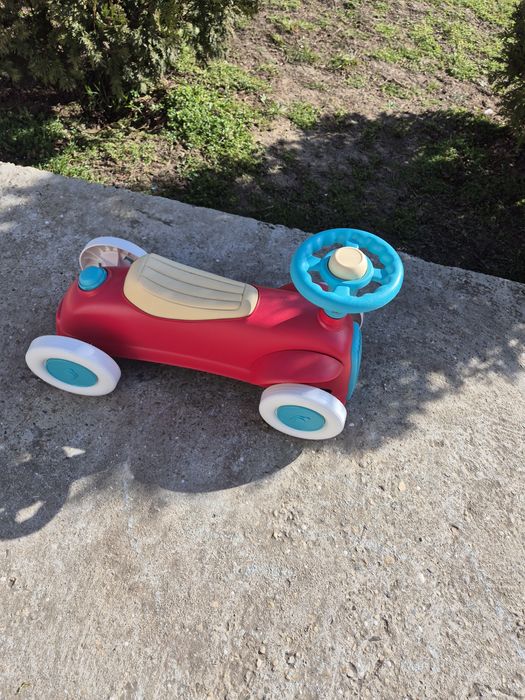 Детска количка, много е запазена.