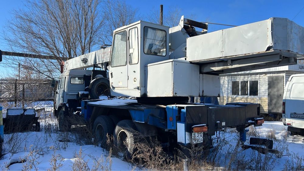 Автокран Камаз.