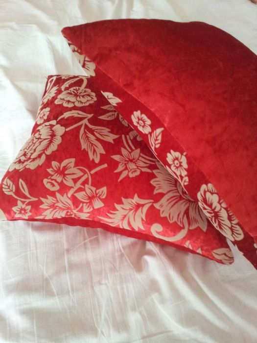 Продам две декоративные подушки, новые.