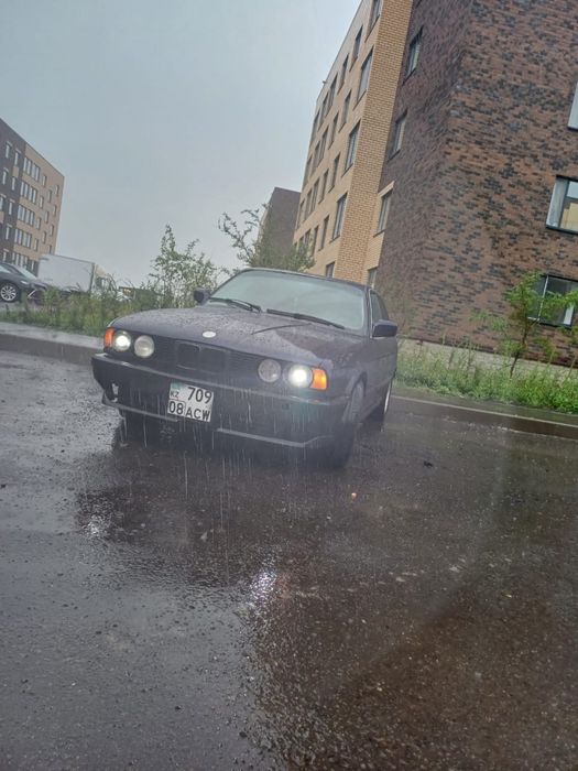 Продам спрчно  машину BMW 520 E34