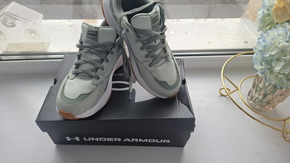 Продам кросовки орегенал Under armour