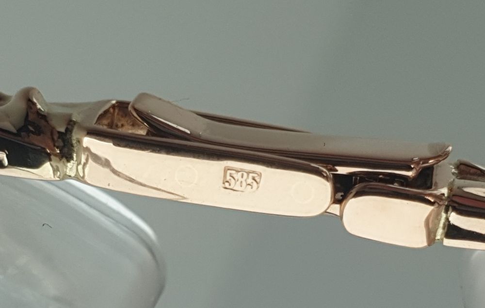 Россия: золотые часы «Чайка» с бриллиантом, проба 585, вес 18,10 г.