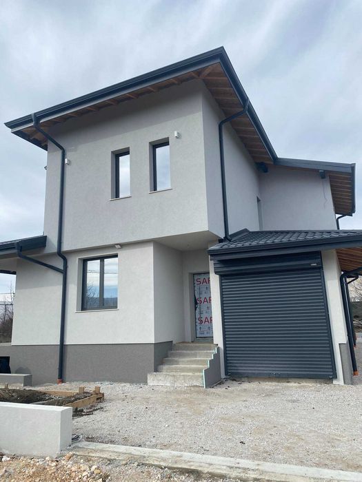 Продава се Къща в Пловдив, Остромила - 380 кв.м за 1048 €/кв.м - Снимка #1