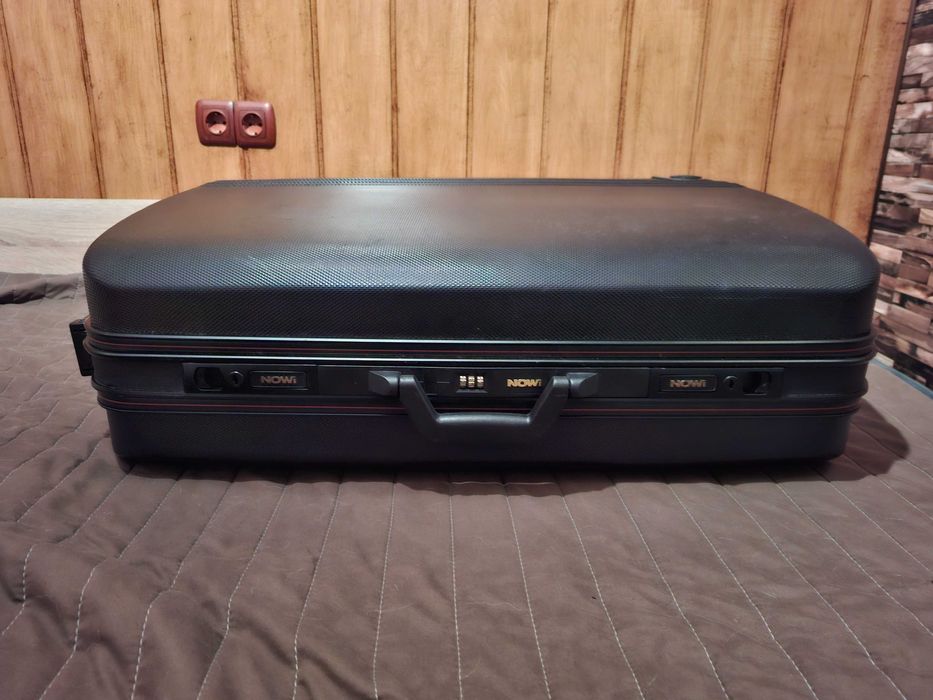 Голям пластмасов пътнически куфар