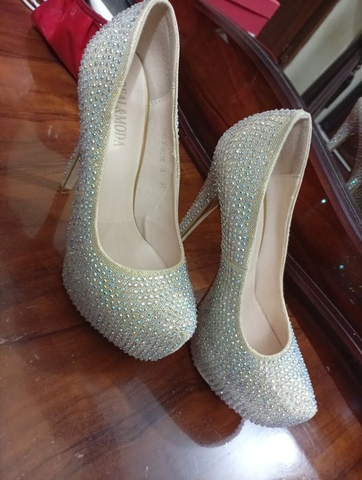 Обувлар харбири 50миндан иктаси 100 мингдан