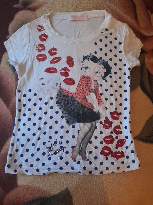 Продаю футболки на ребёнка 5-7 лет