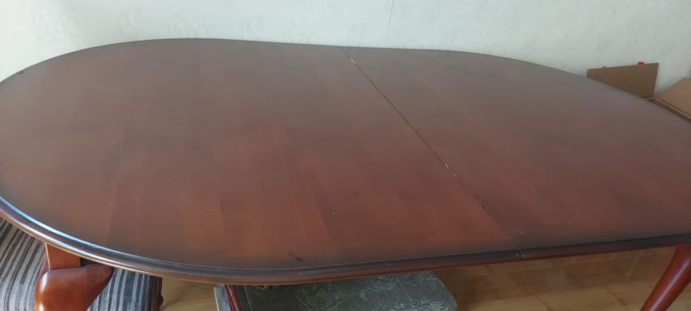 Комод, зеркала и стол.