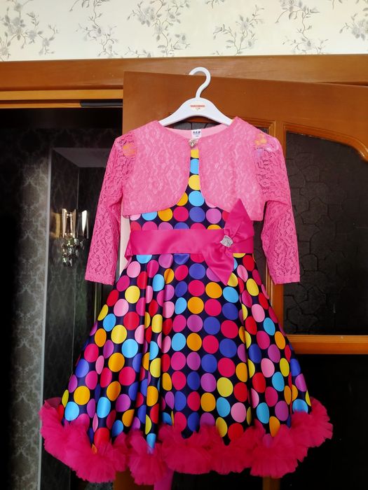 Продается нарядное праздничное платье в комплекте