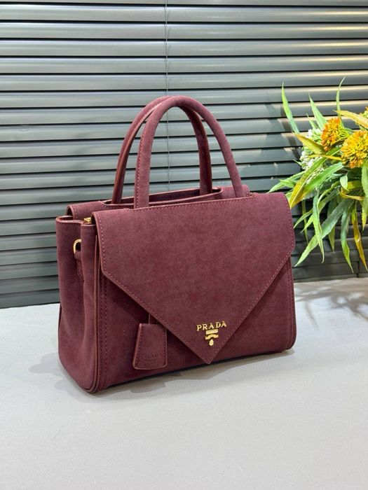 Geanta Prada noua !!! Dimensiuni 25/21 !!!