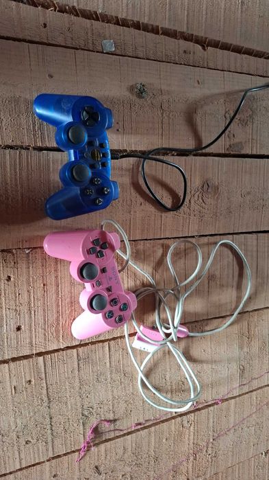 Vand playstation 2 cu 2 carduri memorie, 2 manete si cu jocuri