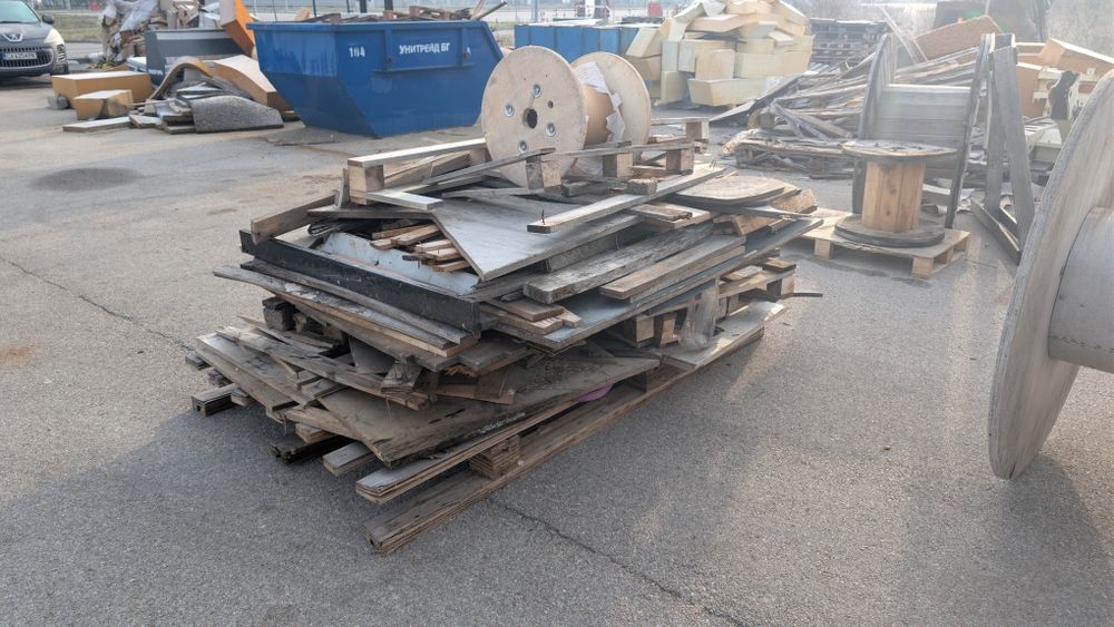 Палета и дървесина от индустриални опаковки