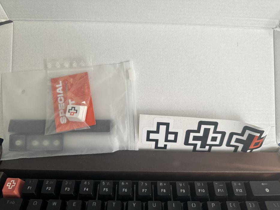Tastatura qwerty + set de taste (topograf) limitate