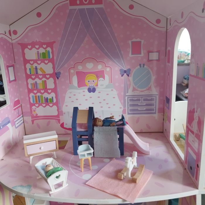 Къща за кукли с обзавеждане и семейство кукли