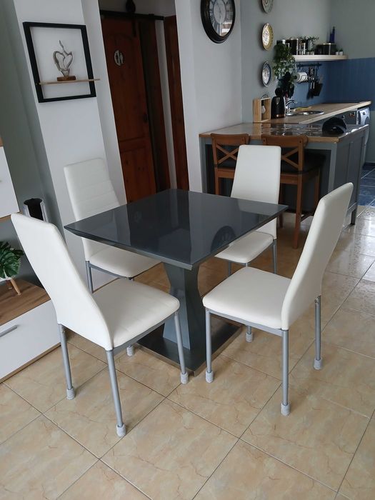 Обеденный стол и четыре стула