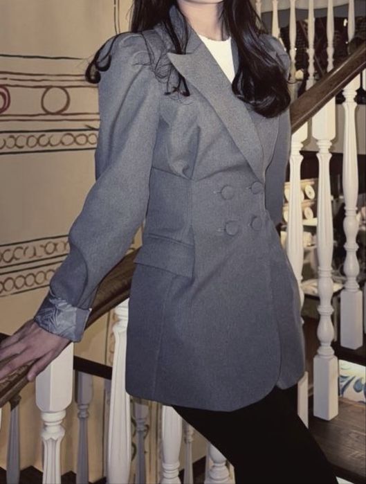 Пиджак с объемными плечами