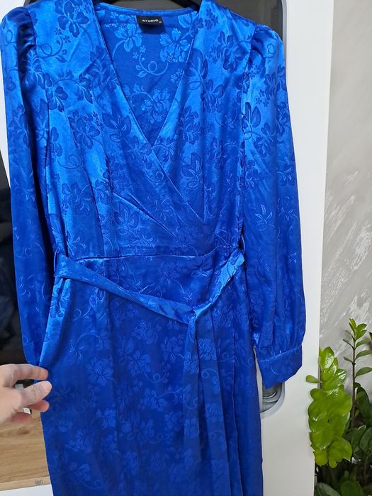 Синя сатенена рокля