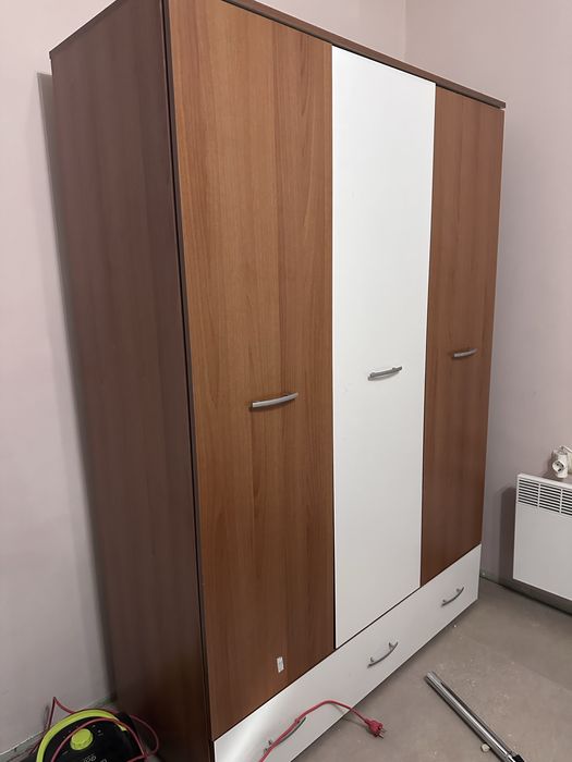 Цяла спалня: легло, гардероб и две нощни шкафчета