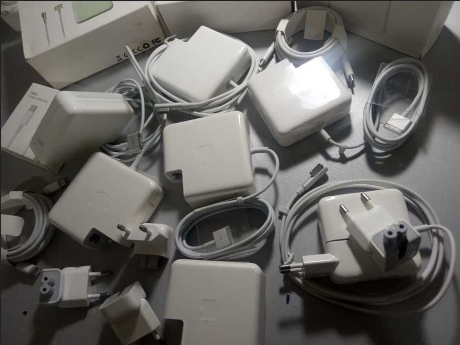 на МакБук зарядка, блок питания