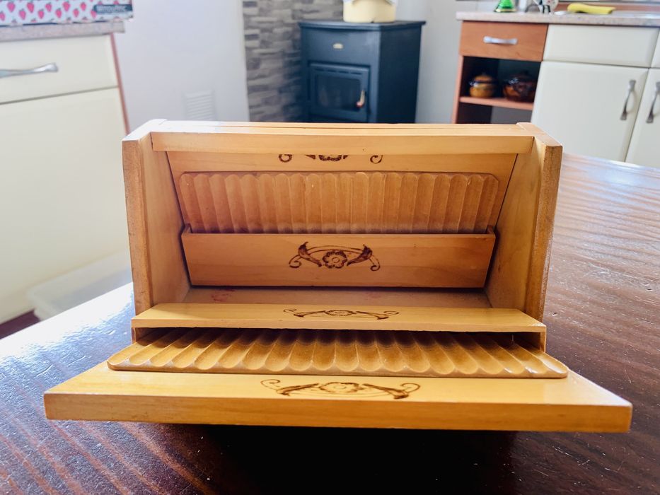 Стара дървена табакера със сериен номер