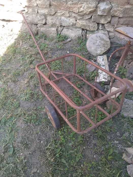 Продавам товарна количка в отлично състояние.