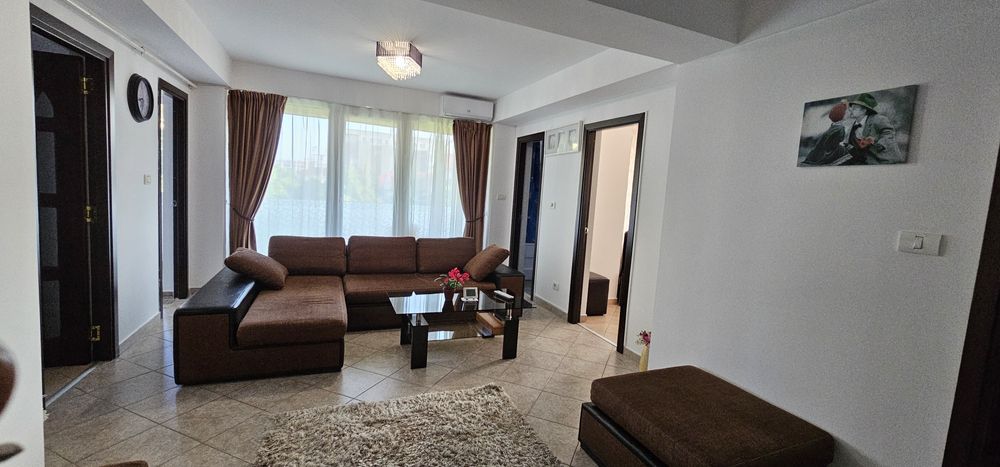 Vând Apartament  trei camere două băi trei balcoane parcare 76 utili