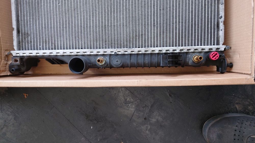 Продавам воден радиатор за mercedes GL ML