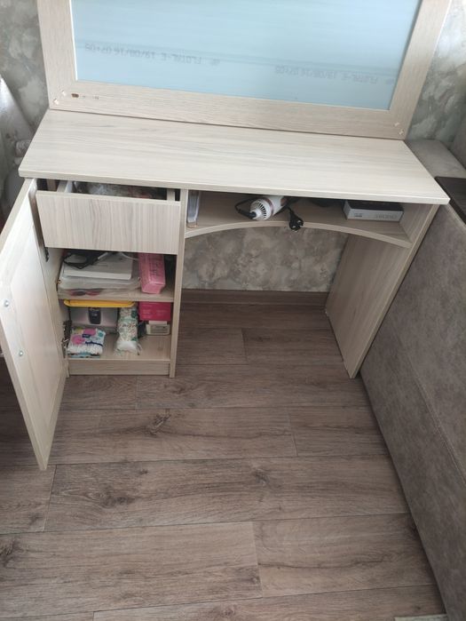 Продам туалетный столик с зеркалом.