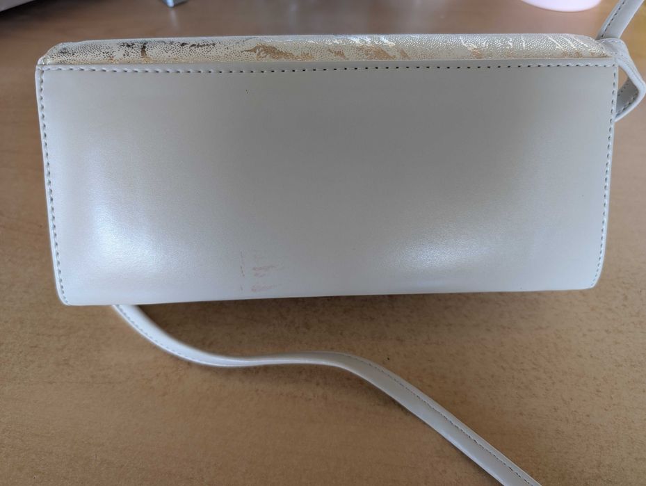 Бяла дамска чанта
