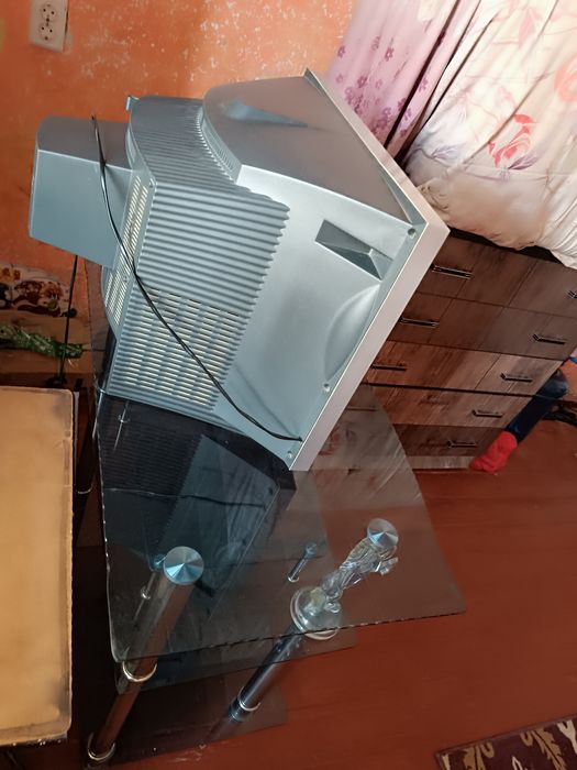 Televizor bilan podstavkasi sotiladi