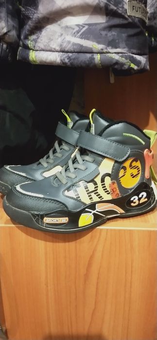 Туфли кожаные и ботинки.