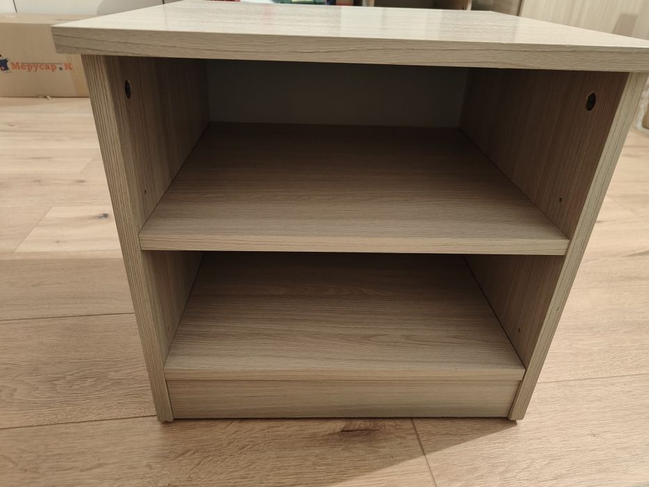 Продаю два стула и две тумбочки