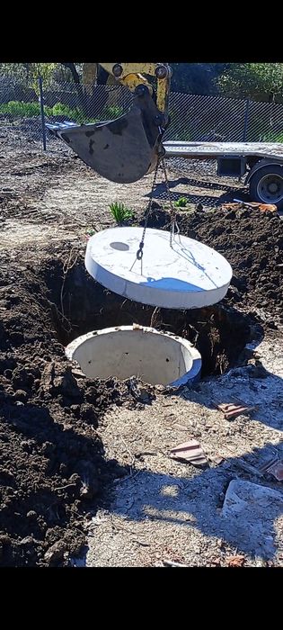 Продавам къща с двор в село Варана , община Левски .