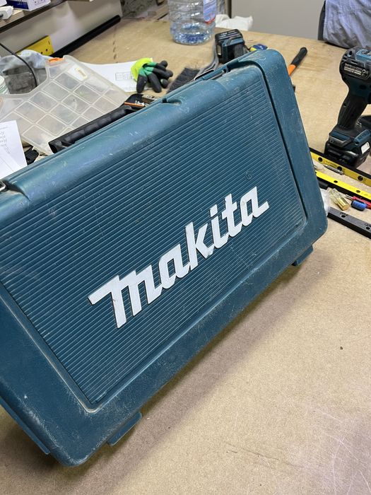 Продам перфоратор батареячный макита!
