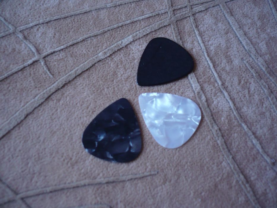 Струни, перца за китара