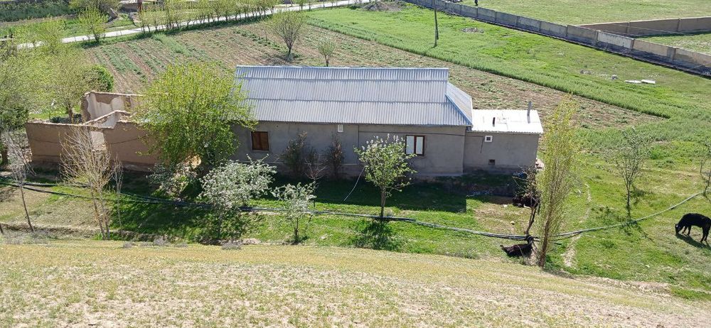 Uy Joy Sotiladi 3 xona uyi Oshxona Hammom Tualet bor