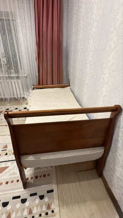 Кровать деревянная