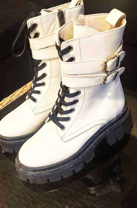 Bocanci din piele , albi, model deosebit, marimea 37