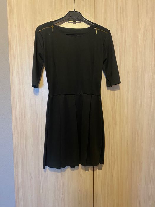 Продавам няколко рокли, сукман и дълъг гащеризон Зара