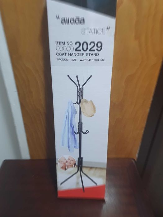 Права закачалка за дрехи/ Стояща закачалка за дрехи.