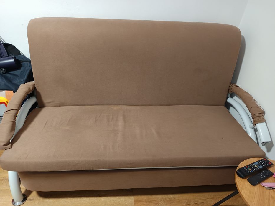 Canapea extensibila și aragaz cu  4 ochiuri