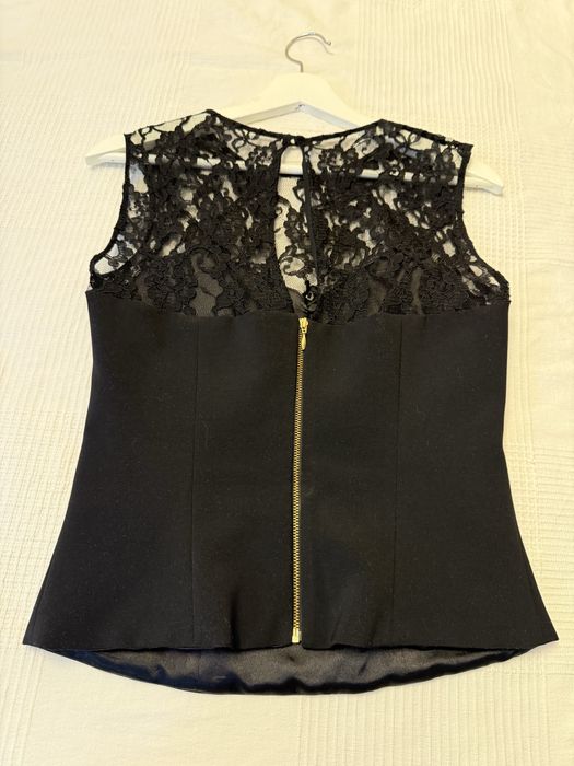 Топ с кружевной вставкой